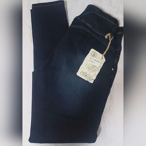 Size 1 Blue Skinny Jeans with Textured Denim and Full Length